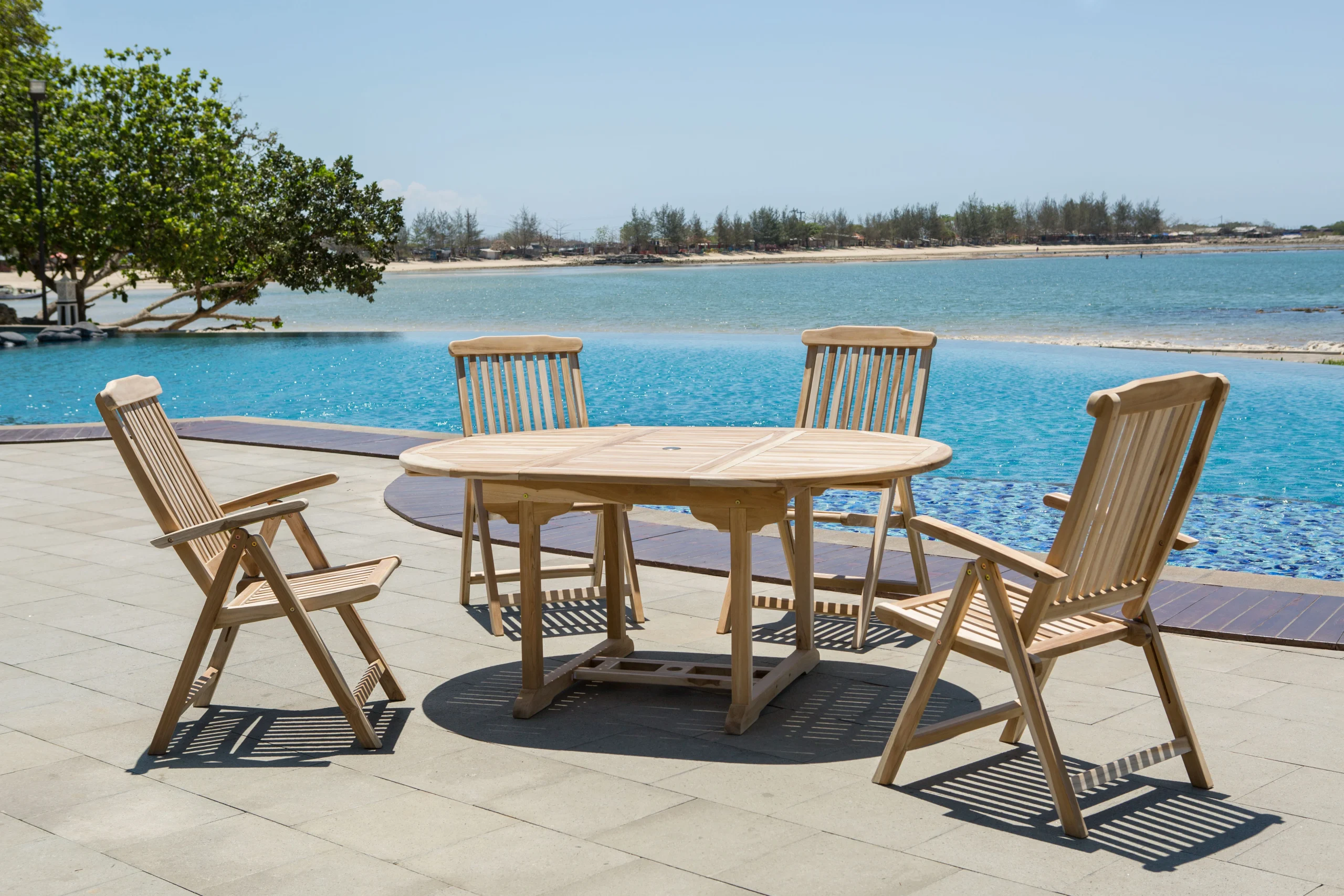 Möbilia Sitzgruppe 4 x Armlehnstühle + 1 x Tisch Teak natur