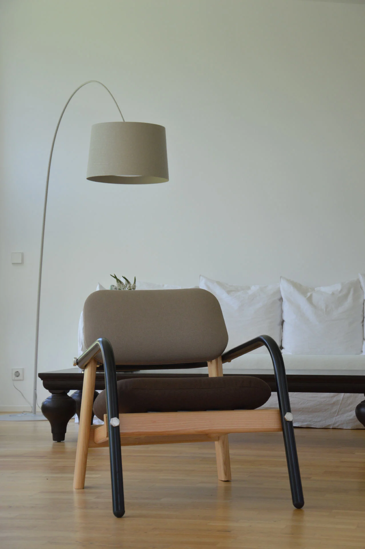 Sessel Billy aus weichem Stoff, Retro Chic Design, schwarz braun beige, eleganter Komfort für Dein Zuhause - Jan Kurtz