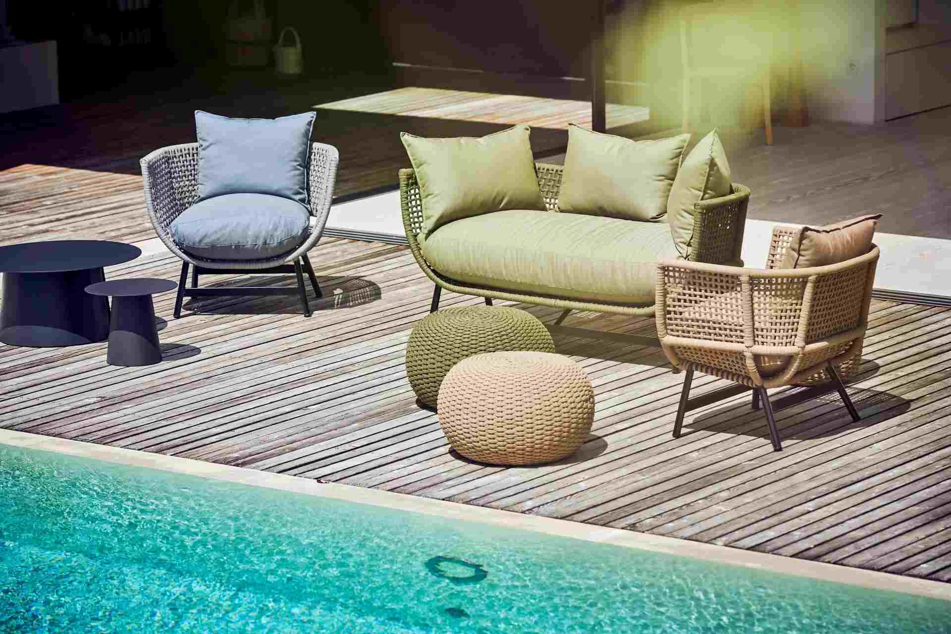 Gartensofa Loungesofa Suka aus Aluminium, modern und wetterfest, hellgrau, inkl. Polster und Kissen - Jan Kurtz