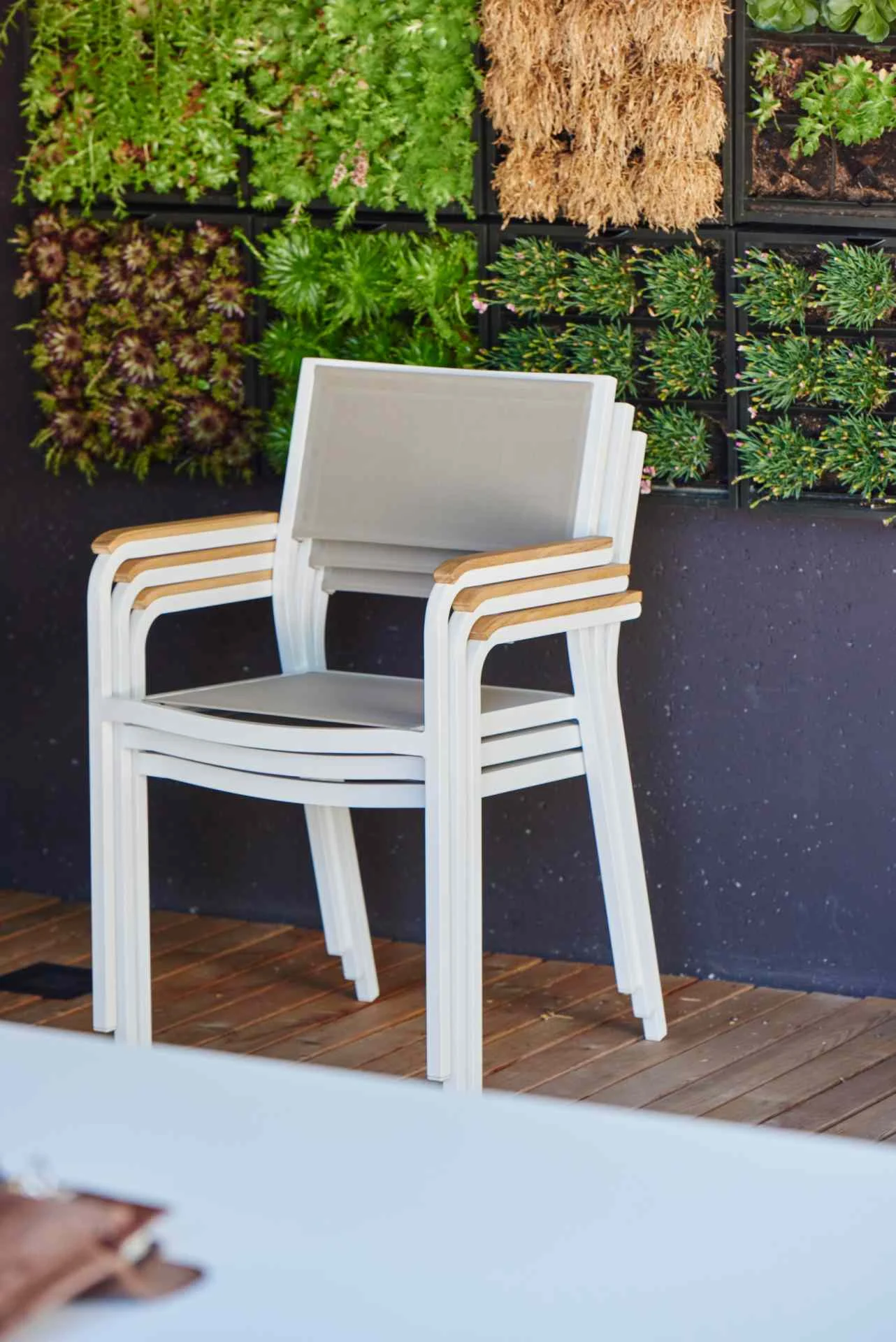 Stapelsessel Lux aus Aluminium, modernes Design, taupe, wetterfest und leicht für Outdoor - Jan Kurtz
