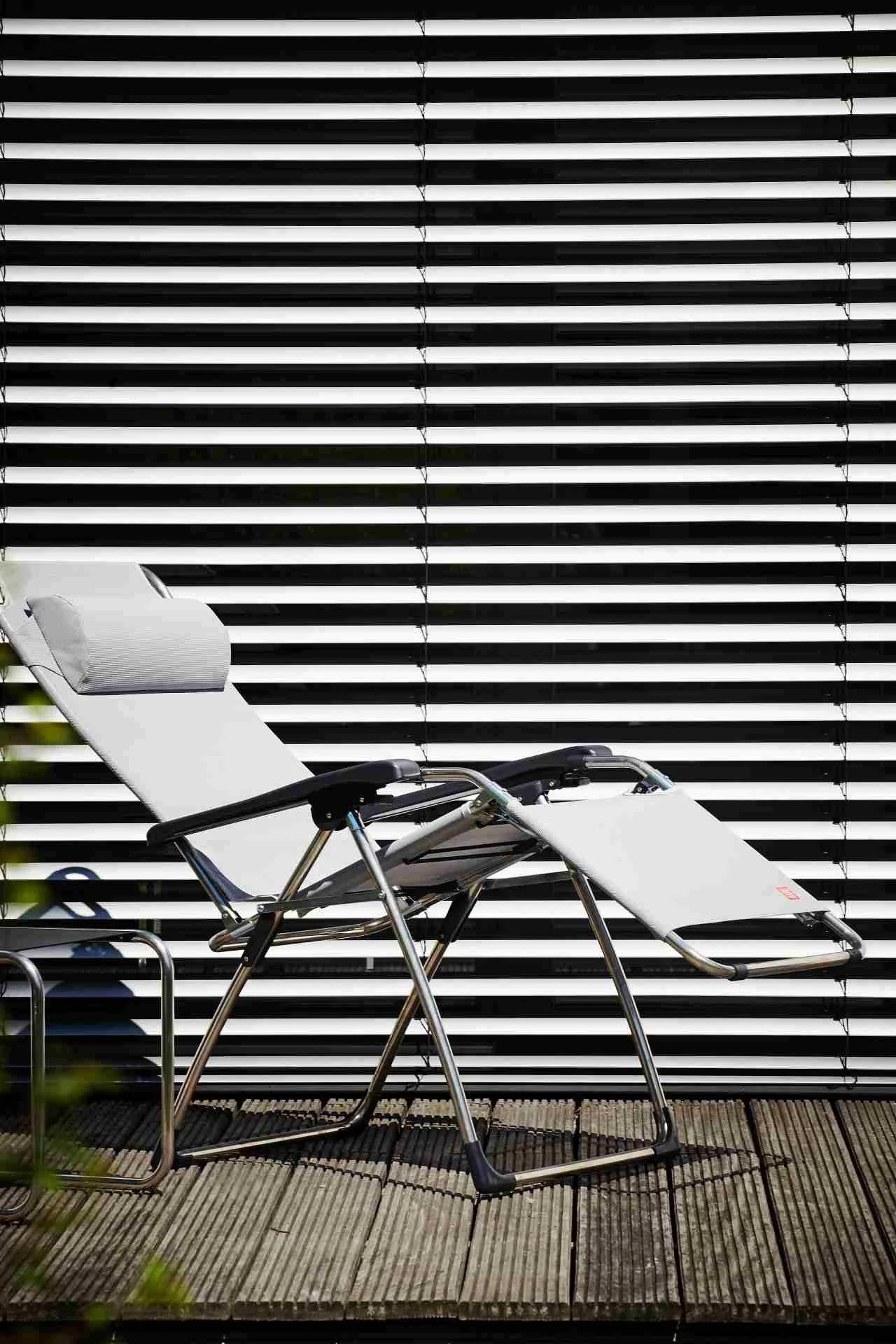 Gartenliege Amida aus Aluminium, modern und wetterfest, mit Nackenrolle, Grau - Fiam