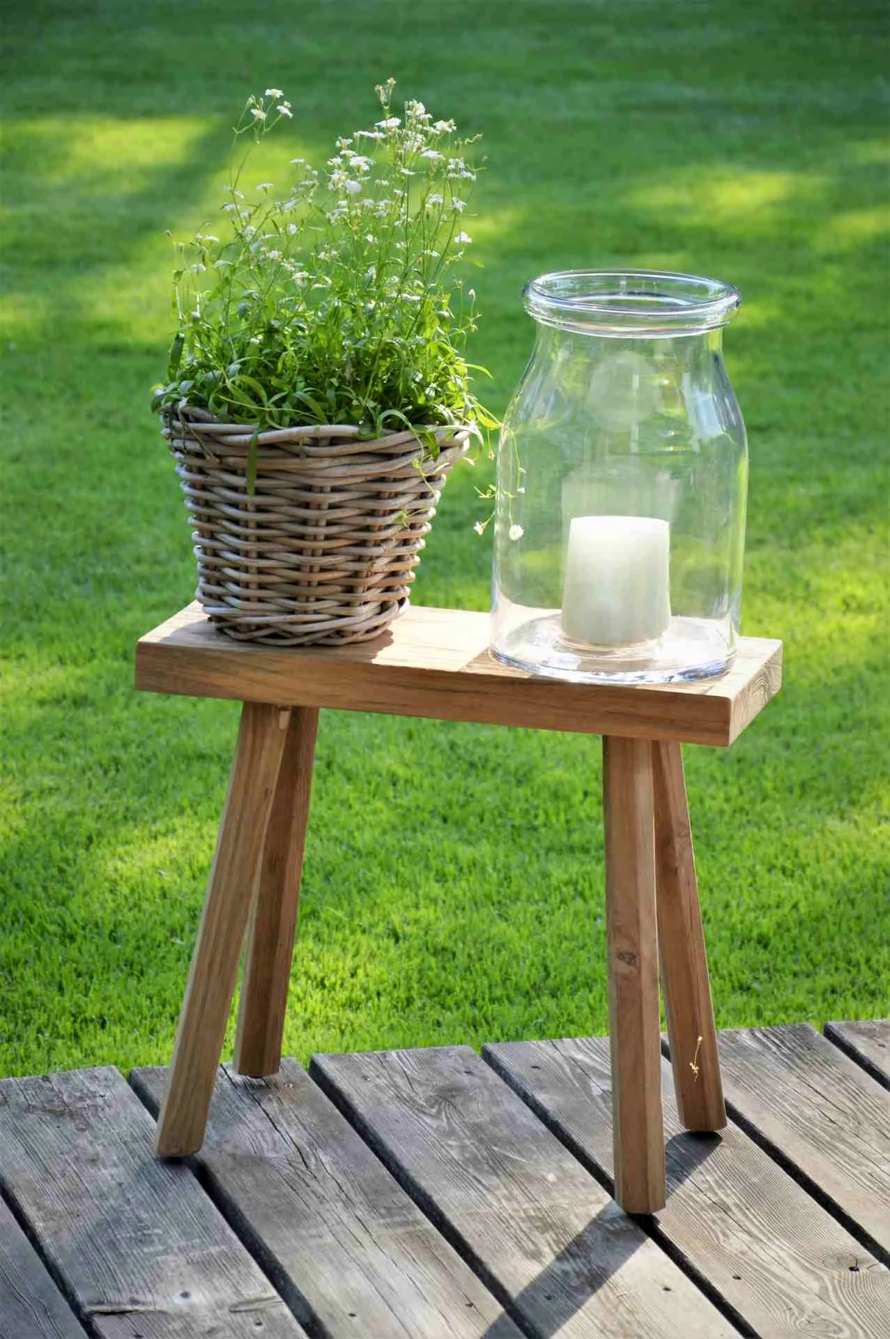 Hocker Milo aus massivem Teakholz, Massiv-Stil für Outdoor, naturbelassenes Design, 4-Fuß-Gestell