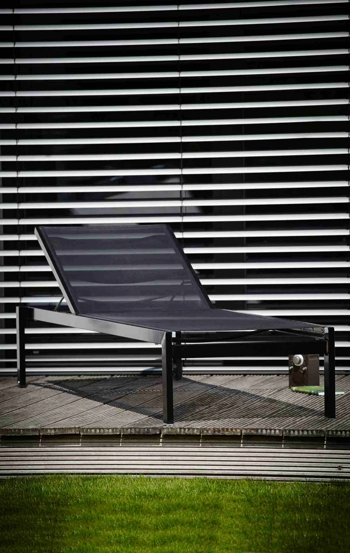 Gartenliege Quadrato Aluminium, modern stapelbar mit verstellbarer Rückenlehne, schwarz - Jan Kurtz