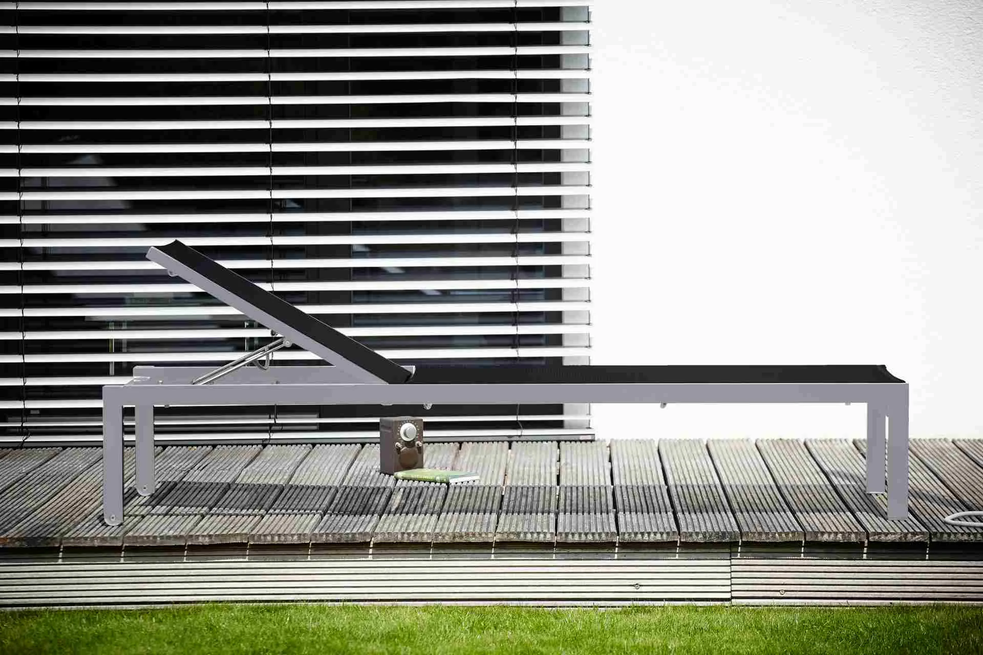 Sonnenliege Quadrato aus Aluminium, modern, stapelbar und verstellbar, silber schwarz, Outdoor - Jan Kurtz