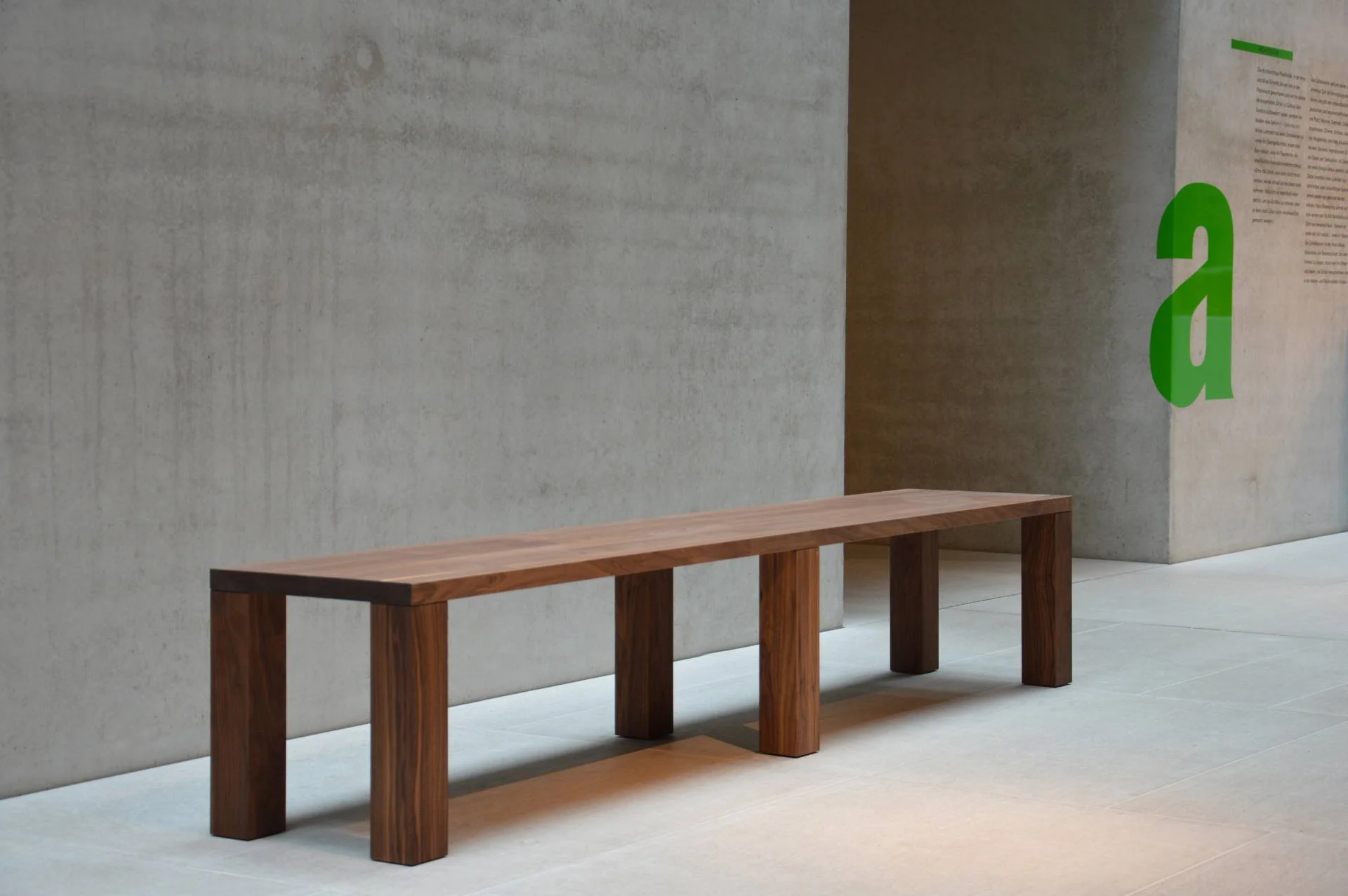 Bank Leos Nussbaum, Echtholzfurnier, massiver Stil, naturfarben, 160 cm, für drei Personen - Jan Kurtz