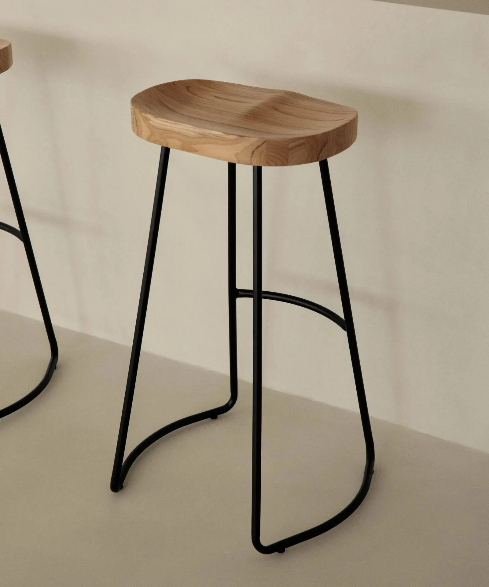 Verstellbarer hoher Hocker aus Stahl und Holz Mel - Northdeco