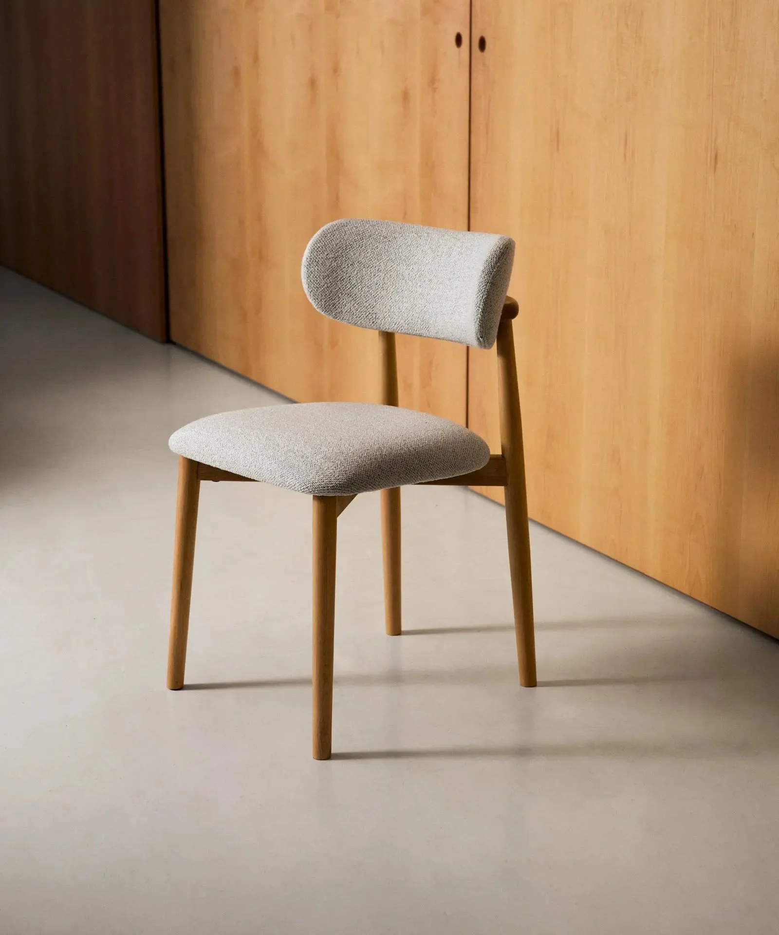 Chaise de salle à manger en bois et rembourrée Dean - Northdeco