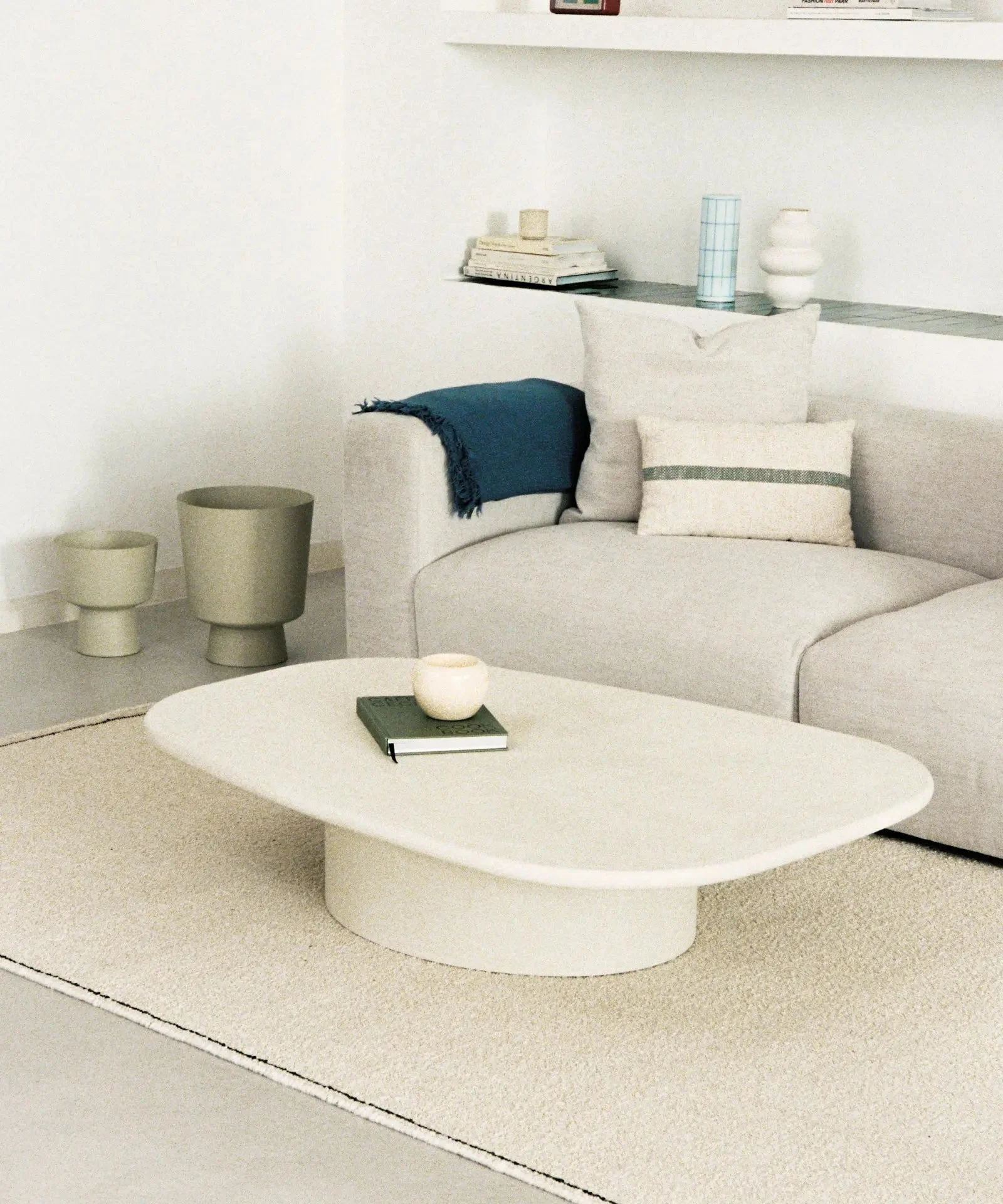 Table basse allongée en microciment Lira (135 cm) - Northdeco