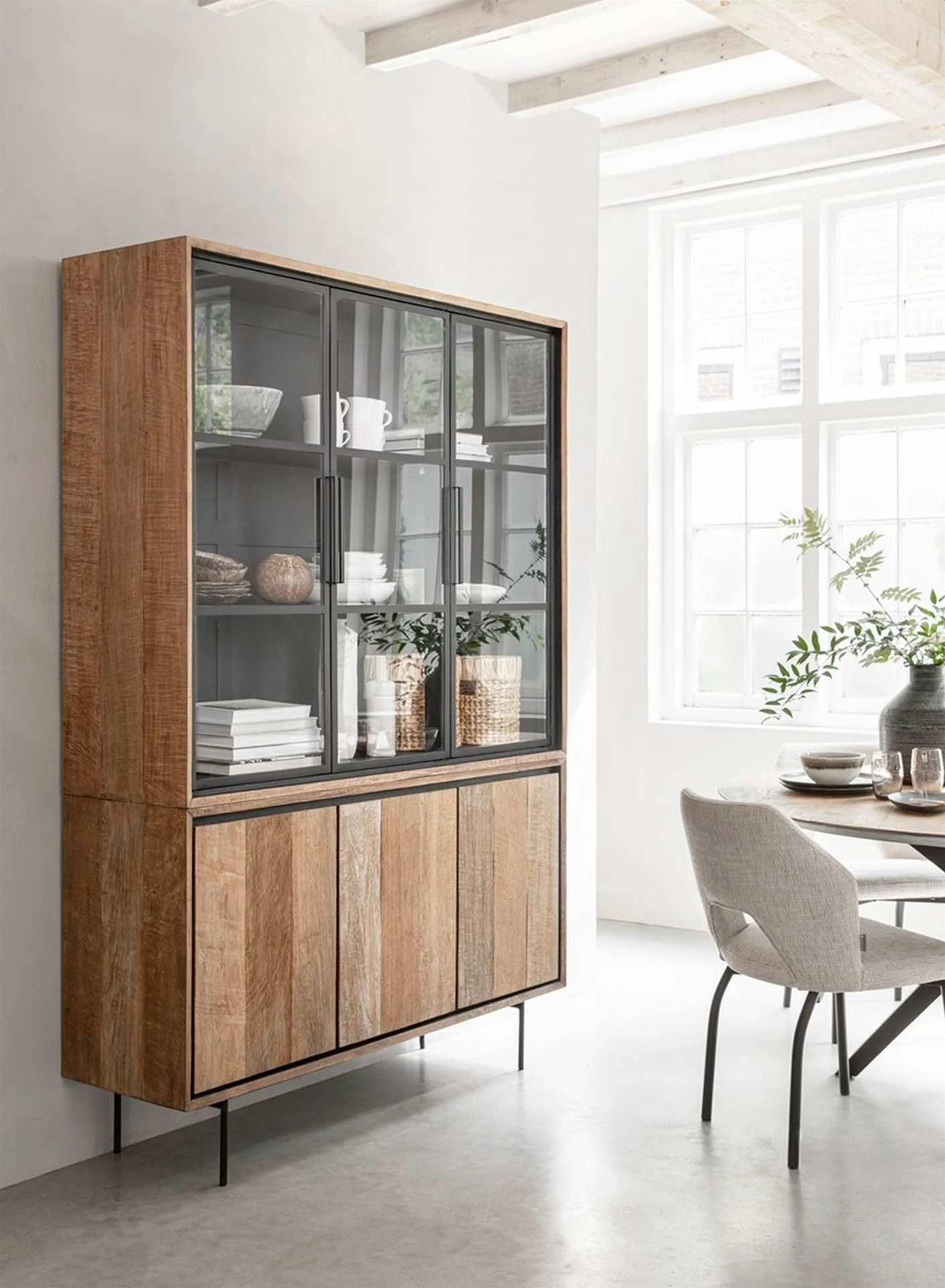 Vitrine Metropole aus Teak und Metall, Industrial Design, natur und schwarz, 3 Türen - dtp Home