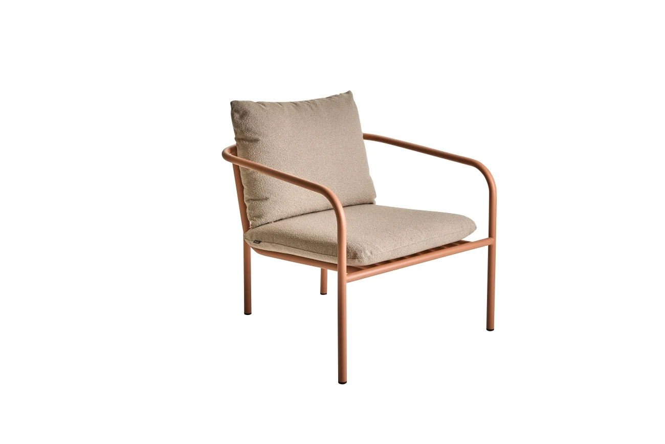 Gartensessel Bendt mit Kissen aus Aluminium und Teddy-Olefin, skandinavischer Stil, Peach Beige, Outdoor geeignet