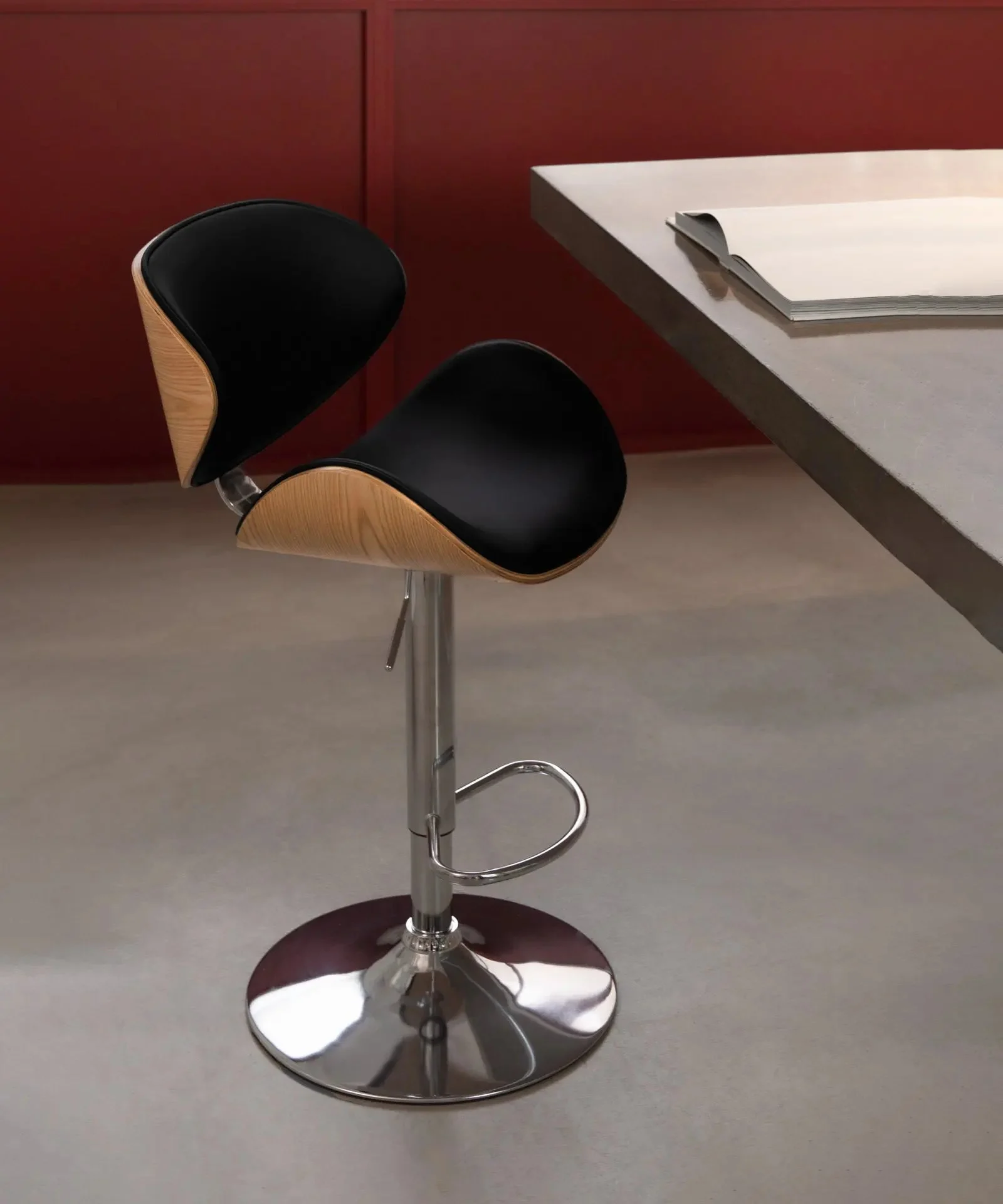 Verstellbarer Hocker aus Holz und Kunstleder Shelley - Northdeco