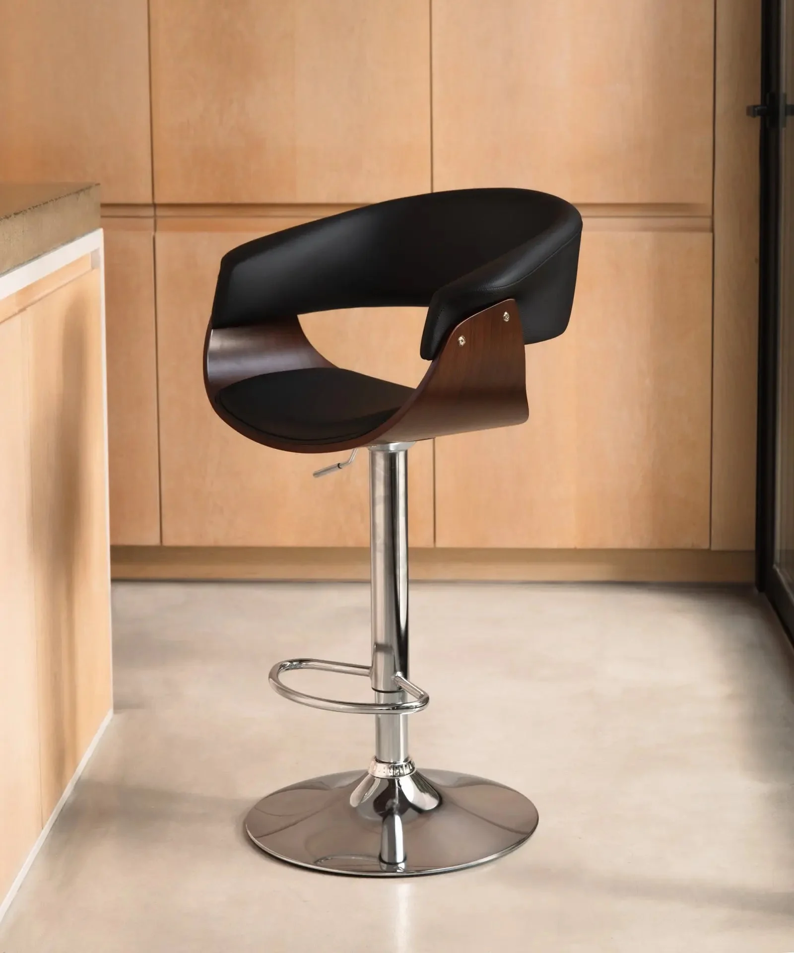 Verstellbarer Hocker aus Holz und Kunstleder Beckett - Northdeco