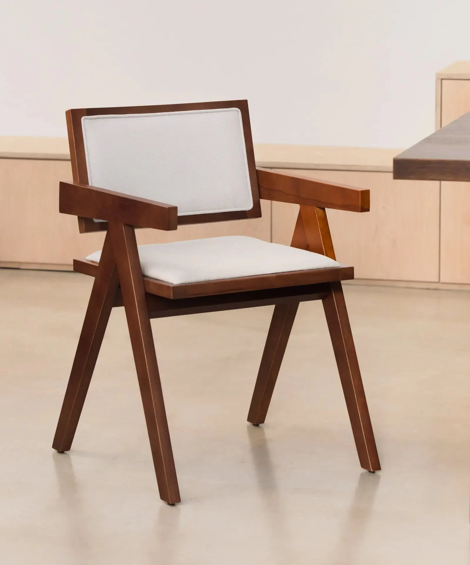 Silla de Comedor en Madera y Tapizada con Reposabrazos Matilde - Northdeco