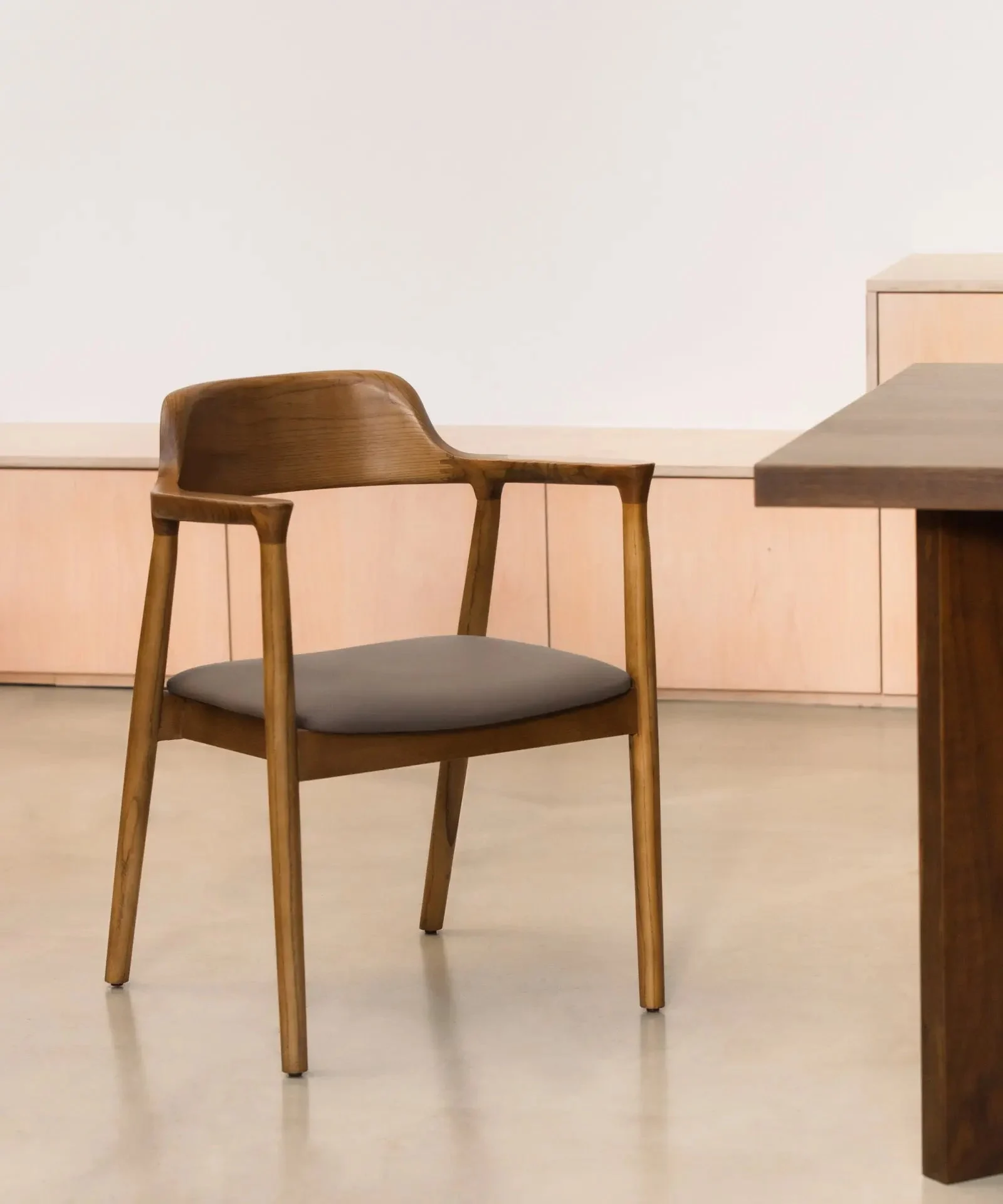 Esszimmerstuhl aus Holz und Kunstleder Olivia - Northdeco