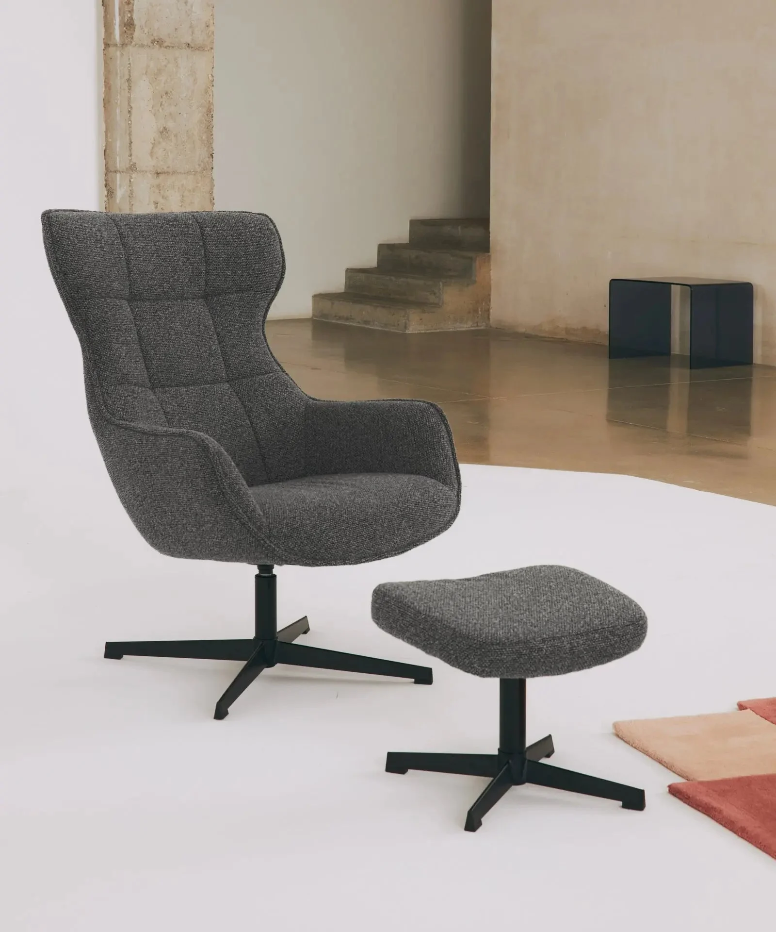 Fauteuil rembourré avec tissu bouclé et pouf Elsa - Northdeco