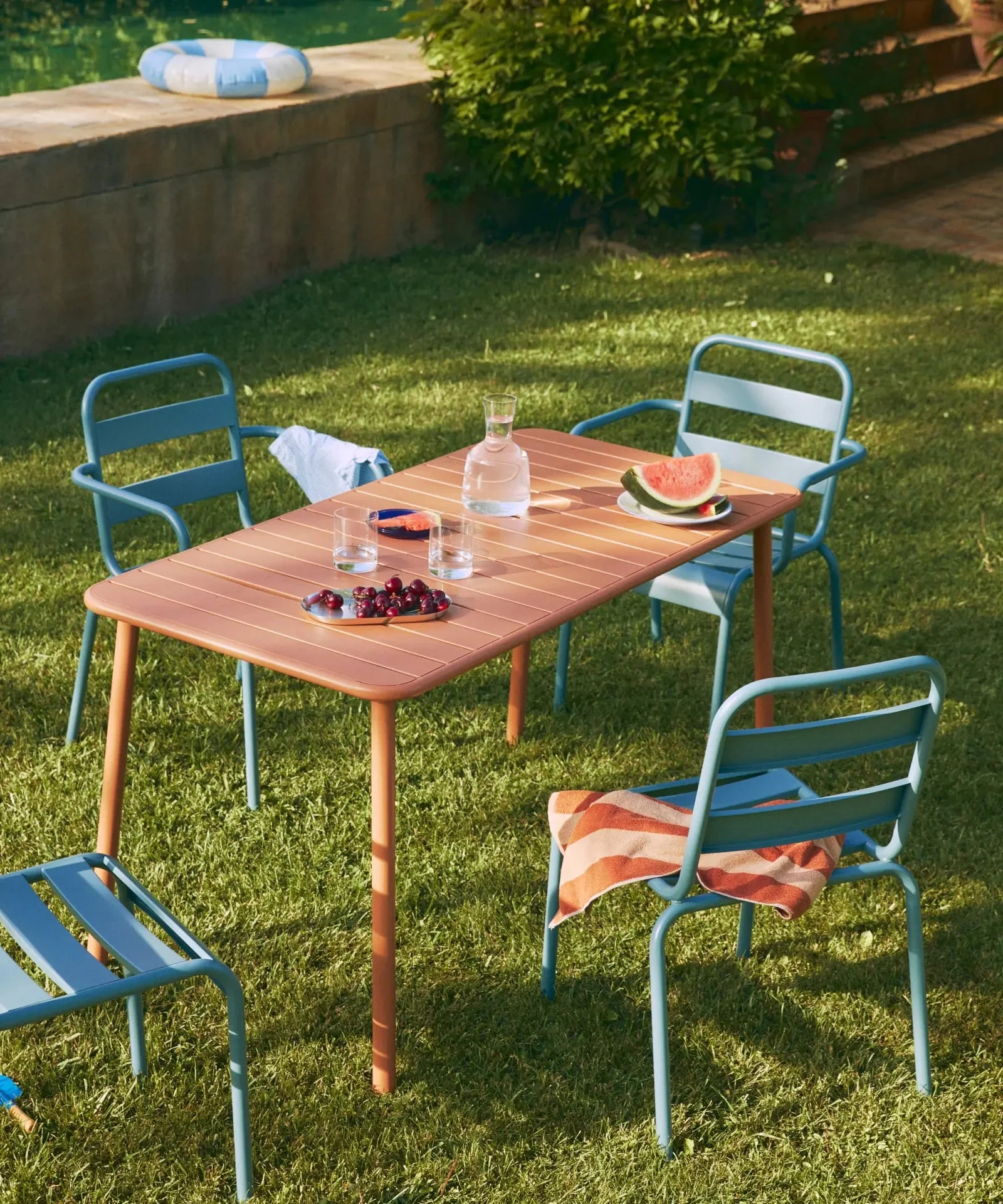 Table d'extérieur carrée en métal Sora (140x70 cm) - Northdeco
