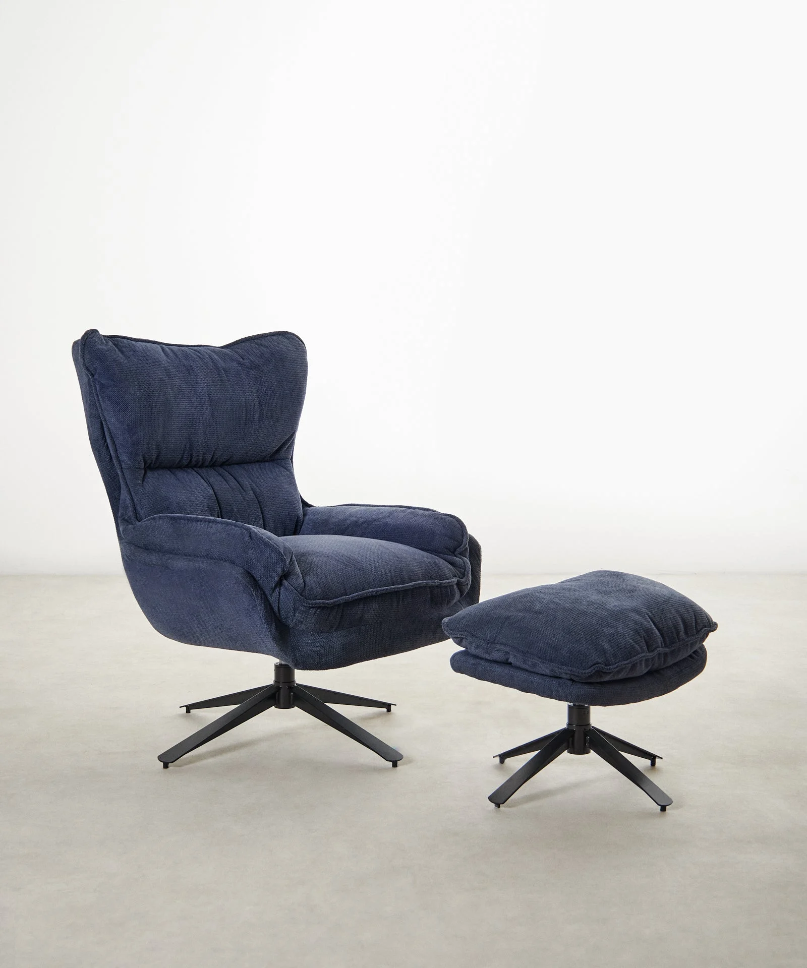 Gepolsterter Sessel mit Stoffbezug und Hocker Trosten - Northdeco