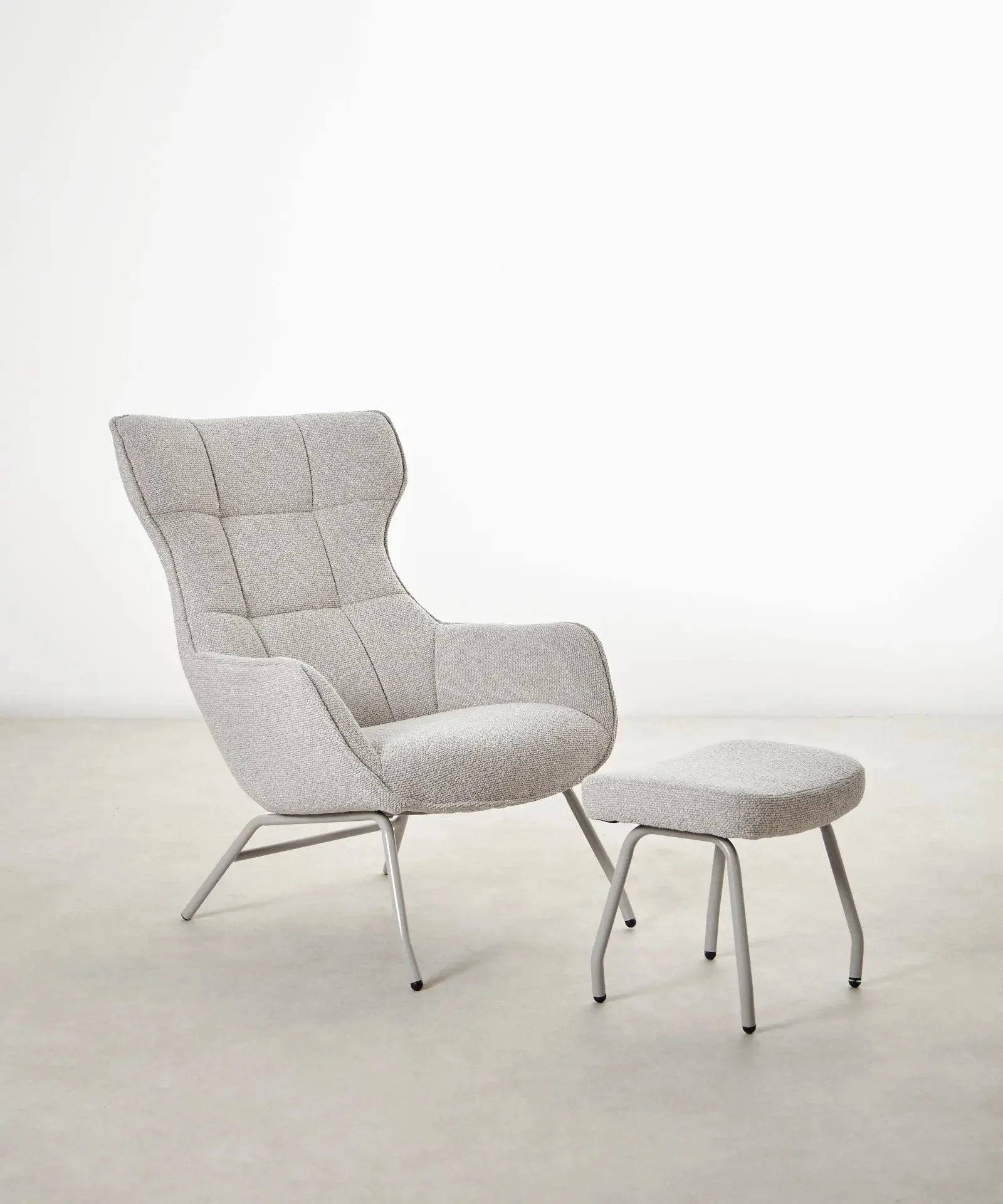 Gepolsterter Sessel aus Bouclé-Stoff mit Hocker Elska