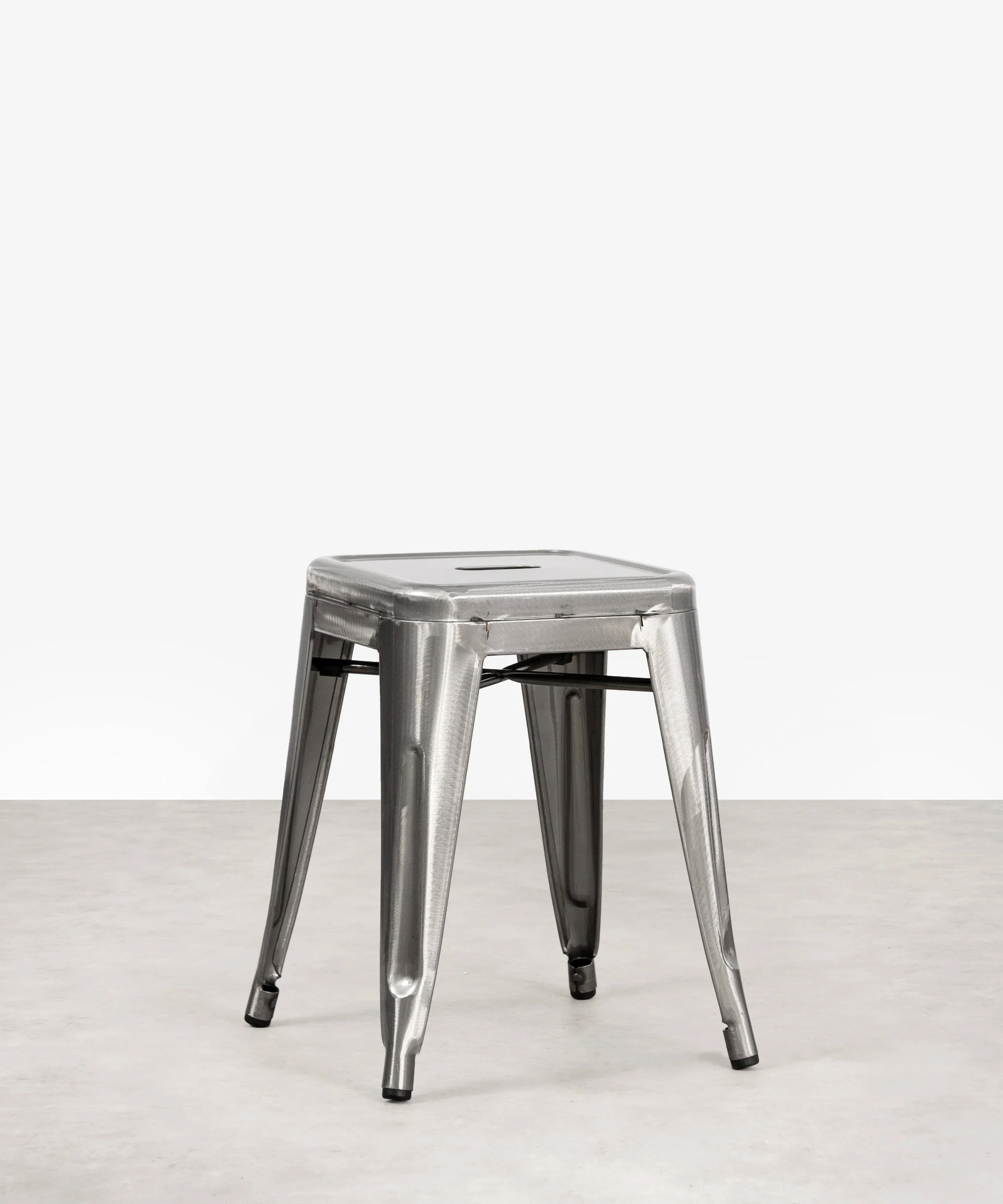 Niedriger Metallhocker Tolik - Polished Edition