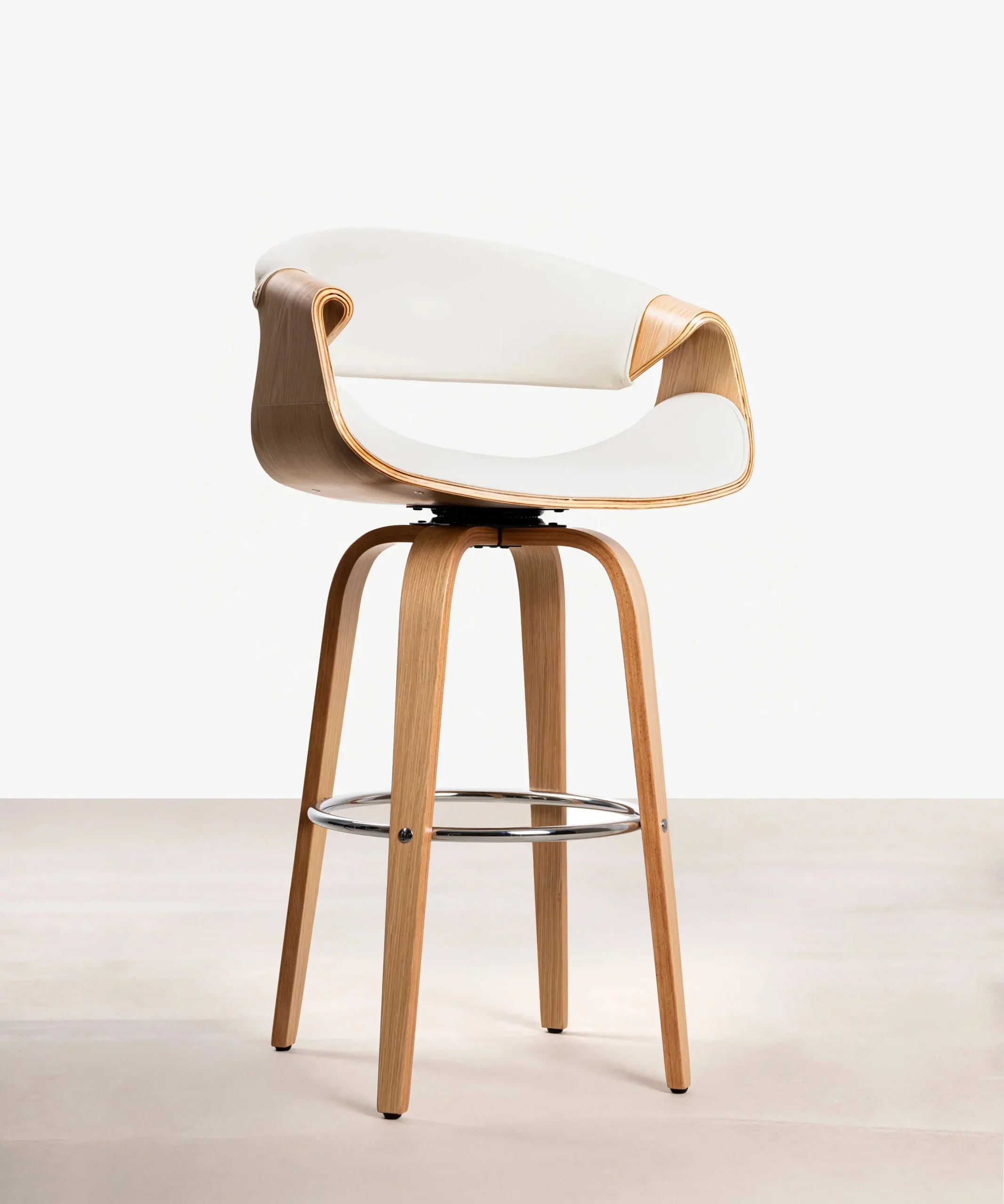 Kruk van Binsa, van hout en kunstleer. - Northdeco