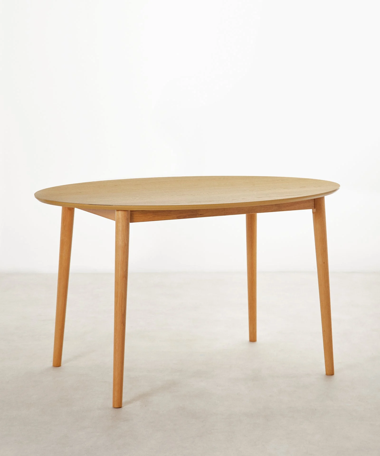 Mesa de comedor de madera ovalada Tina (130 cm) - Northdeco